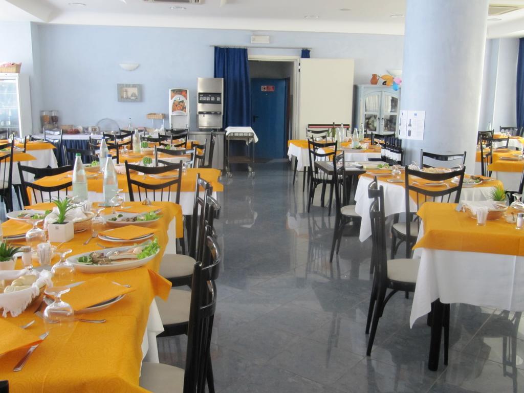 רימיני Hotel Monti מראה חיצוני תמונה