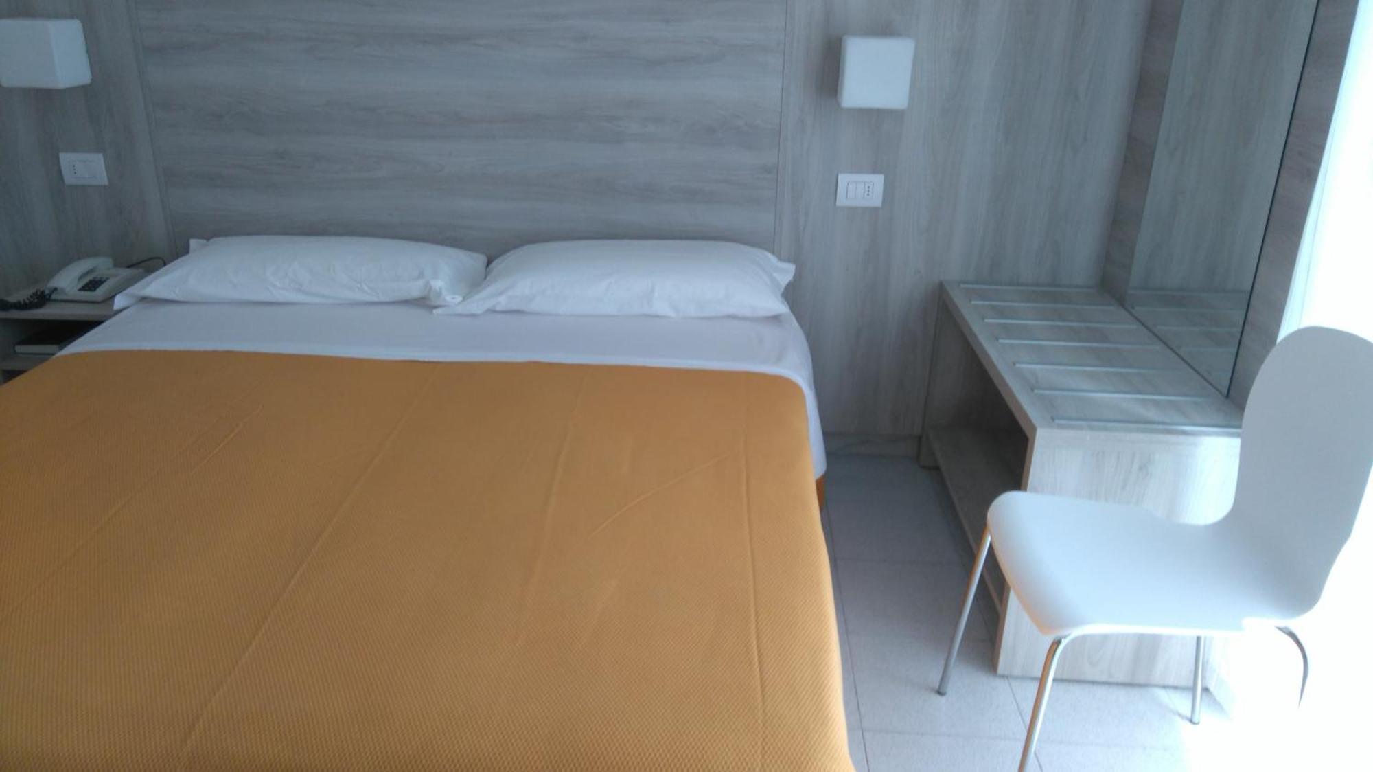 רימיני Hotel Monti מראה חיצוני תמונה